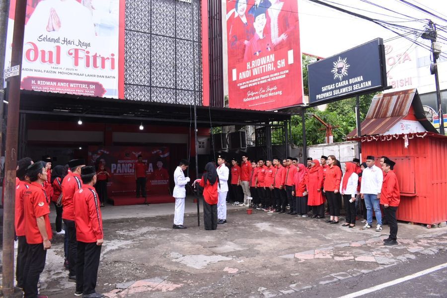 IST
UPACARA--Ketua Fraksi PDIP DPRD Sulsel yang juga Bendahara DPD PDIP SulselDr. H. Alimuddin, bertindak sebagai inspektur upacara bendera memperingati Hari Lahir Pancasila, di halaman Sekretariat DPD, Jalan Gunung Bawakaraeng, Kota Makassar, Minggu (1/6)
