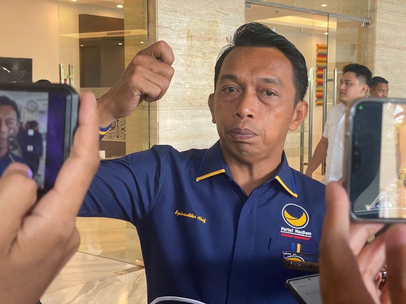 IST
BERI KETERANGAN--Bupati Sidrap Syaharuddin Alrif memberiukan keterangan ketika menghadiri kegiatan Partai Nasdem di Kota Makassar baru-baru ini  
