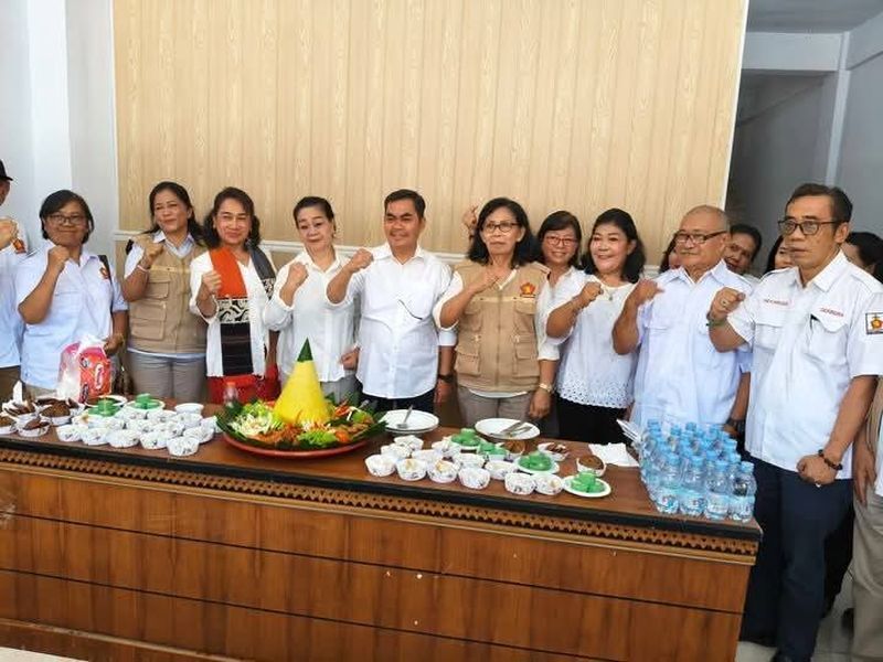 IST
MELANTIK--Ketua DPC Partai Gerindra Tana Toraja dr. Zadrak Tombeg melantik dua pengurus anak cabang Partai Gerindra Kecamatan Makale, dan Makale Selatan periode 2025-2030, sekaligus peresmian sektetariat baru di Jl Pongtiku, Pantan Makale.

