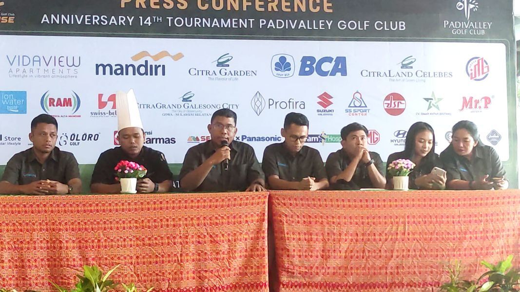 BKM/SAR

KONFERENSI PERS-Club Manager Norman Hode bersama panitia pelaksana Padivalley Golf Club menggelar konferensi pers terkait persiapan event Padivalley Tournament Golf Club, Jumat (20/6). 
