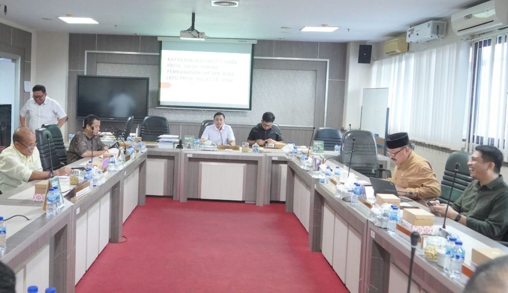 IST
RAPAT KERJA--Wakil Ketua Komisi C DPRD Sulsel Fadel Muhammad Tauphan Ansar didampingi sekretaris Salman Alfariz Karsa Sukardi memimpin rapat kerja bersama, Jumat (20/6)  

