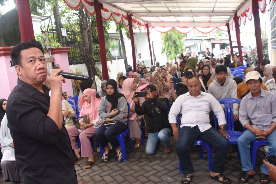 IST
SERAP ASPIRASI--Legislator PDIP DPRD Makassar Wiliam ketika menyerap asprasi di daerah pemilihan 
