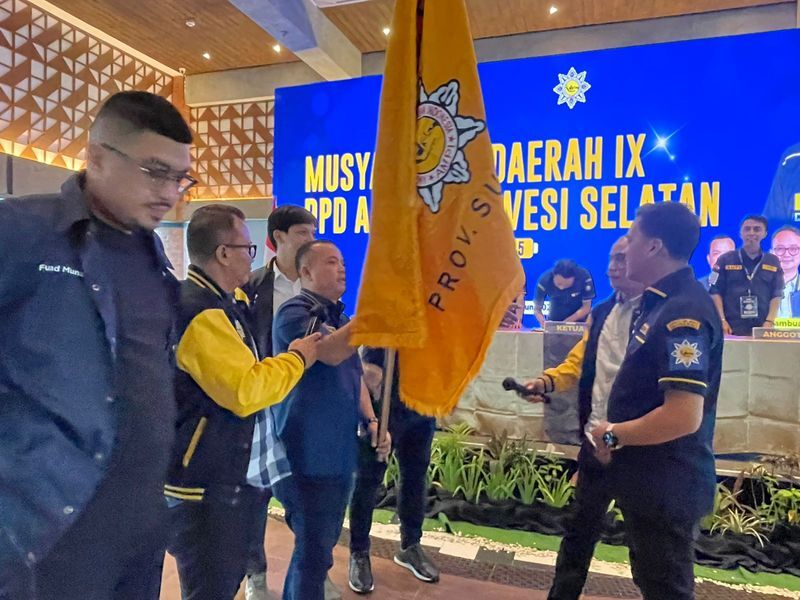 IST
MENYERAHKAN--Ketua umum DPP AMPI Jerry Sambuaga menyerahkan bendara pataka kepada Ketua DPD AMPI Suslel Andi Nurhaldin
