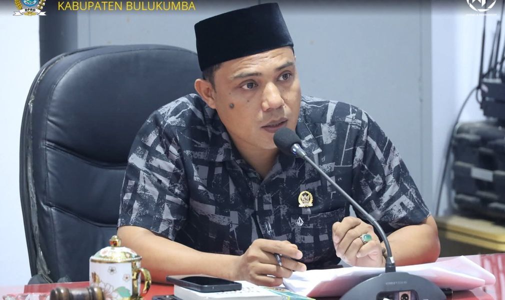 IST
RAPAT--Wakil Ketua Komisi I DPRD Kabupaten Bulukumba Andi Usdar ketika menghadiri rapat kerja baru-baru ini 
