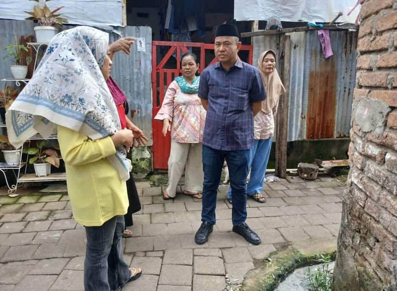 IST
SERAP ASPIRASI--Anggota Fraksi Nasdem DPRD Kota Makassar, H. Jufri Pabe menyerap aspirasi warga Kelurahan Masale, Kecamatan Panakkukang, Senin (23/6) 