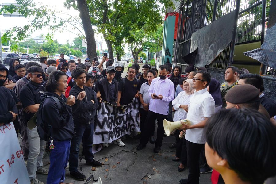 IST
MENEMUI--Wakil Ketua DPRD Sulsel, Fauzi Andi Wawo, menemui pengunjuk rasa yang mengatasnamakan AMPERA Sinjai menggelar aksi unjuk rasa di depan kantor DPRD Sulsel, Rabu (25/6).
