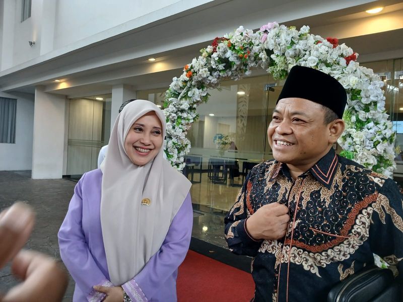 IST
SOSIALISASI--Meity Rahmatia menyampaikan sosialisasi empat pilar bersama Wakil Ketua MPR RI Muhammad Haeruddin Amin serta lima anggota MPR RI lainnya serta akademisi Unhas Dr Sakka pati, Rabu (25/6)  
