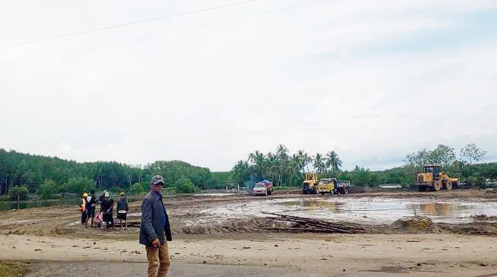 Izin Belum Terbit, Garis Polisi Dicabut, Ratusan Truk Kembali Masuk ke Lokasi Proyek Pabrik Porang dan Rumput Laut
