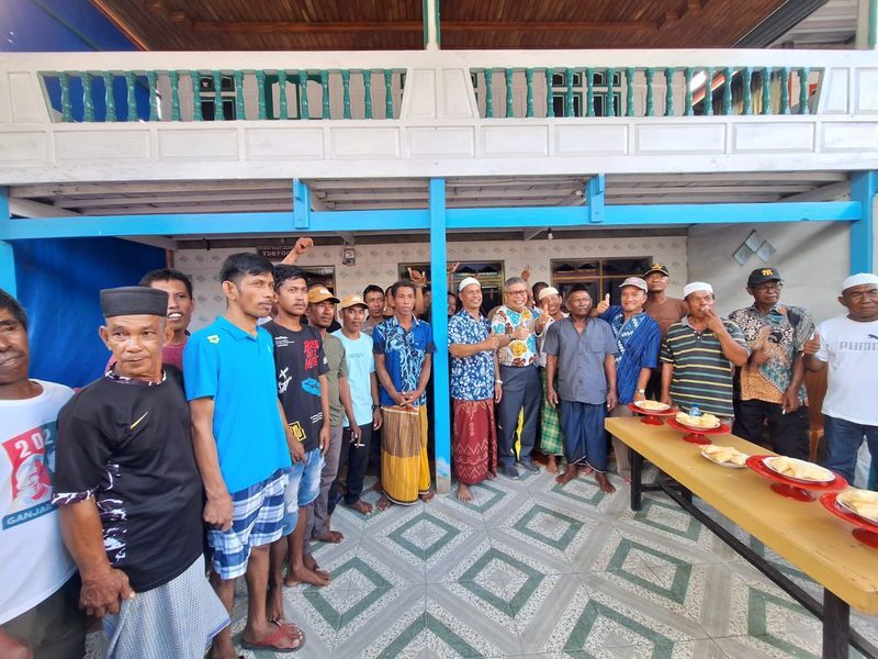 
IST
BERINTERAKSI--Anggota Fraksi Golkar DPR RI Dr Taufan Pawe berinteraksi dengan masyarakat yang ada di sejumlah pulau yang tersebar dalam wilayah Kabupaten Pangkep.
