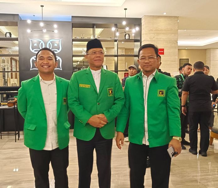 IST
MENYAMBUT--Ketua DPW PPP Provinsi Sulsel Imam Fauzan didampingi wakil ketua umum Dr HM Amir Uskara menyambut kedatangan Plt Ketua umum DPP PPP Mohammad Mardiono diarena Muskerwil, Sabtu (28/6) petang
