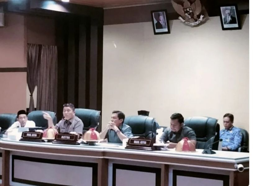 IST
PARIPURNA--Ketua DPRD Kaharuddin Kadir didampingi dua Wakil Ketua masing-masing Suyuti dan Yusuf Lapanna pada rapat paripurna di gedung DPRD kota Parepare
