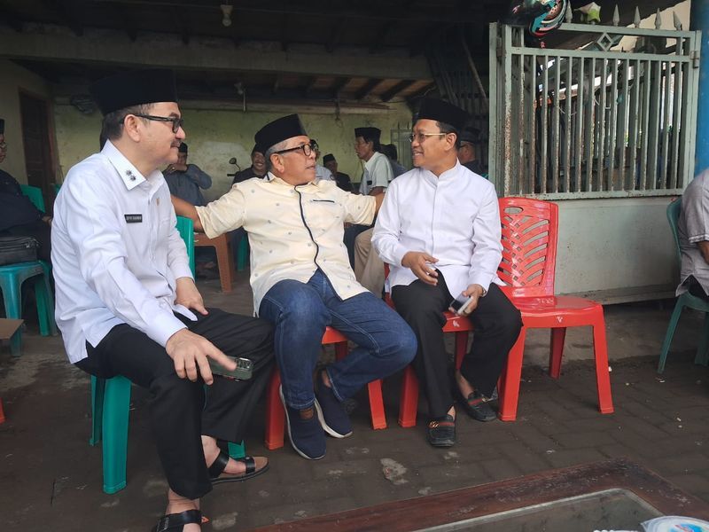 IST
MELAYAT--Wakil Bupati Gowa Darmawangsyah Muin berbincang dengan Amir Uskara ketika hadir melayat, sementara IAS dan Jufri Rahman juga hadir melayar (kiiri)  
