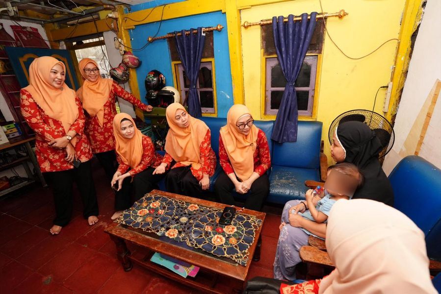 ist
STUNTING--Rombongan DWP yang dipimpin Ketua DWP sulsel, Melani Simon Jufri melakukan kunjungan ke tiga rumah anak yang terindikasi mengalami stunting di Kota Makassar. 
