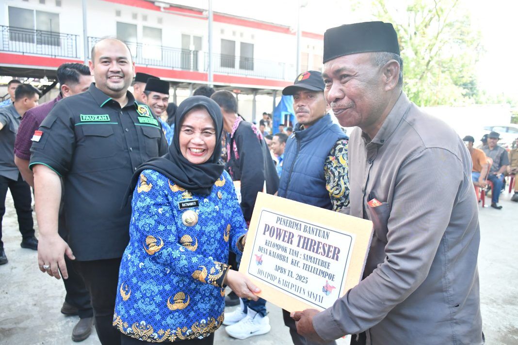 Bupati Sinjai, Hj. Ratnawati Arif, menyerahkan bantuan alat dan mesin pertanian (alsintan) kepada puluhan kelompok tani, Selasa (17/6/2025).
