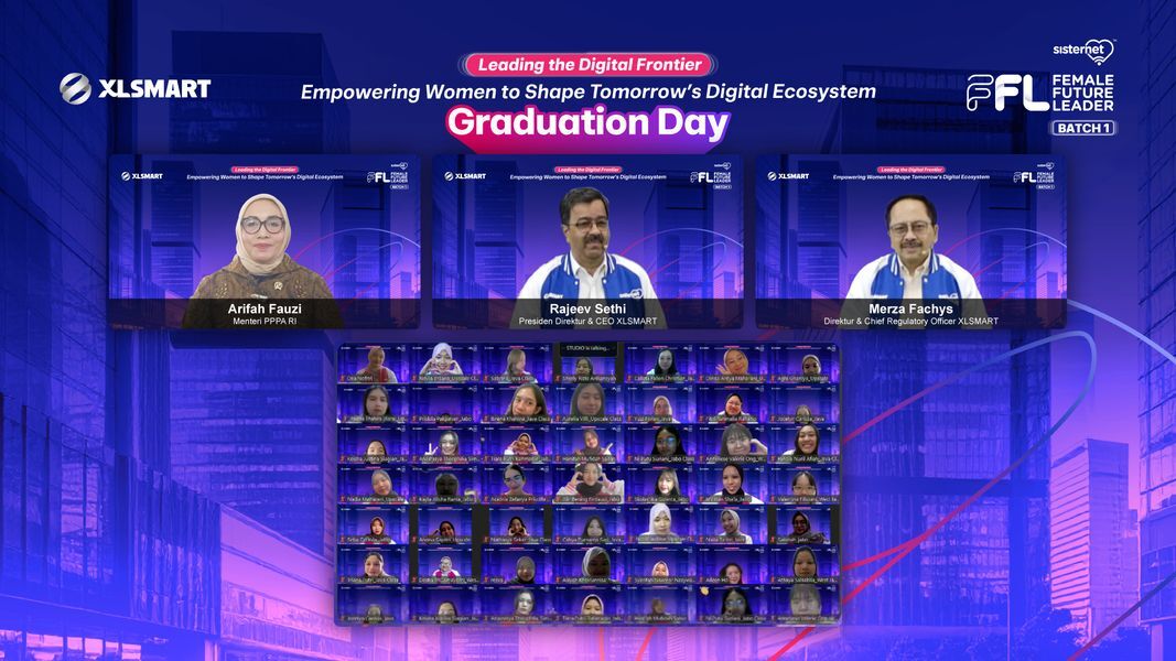 FFL GRADUATION DAY -- Presiden Direktur & CEO XLSMART, Rajeev Sethi (tengah), Menteri PPPA RI, Arifah Fauzi (kiri), dan Direktur & Chief Regulatory Officer XLSMART, Merza Fachys (kanan), pada saat Graduation Day yang digelar XLSmart.
