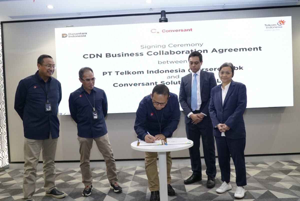 KERJA SAMA -- Penandatanganan naskah kerja sama PT Telkom Indonesia (Persero) Tbk (Telkom) dan Conversant Solutions Pte Ltd (Conversant).