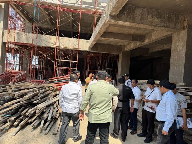 int
SOROT--Anggota DPRD Makassar kembali menyoroti proyek pembangunan Gelanggang Olahraga (GOR) di kawasan Mall MP.Dewan mempertanyakan kejelasan kontribusi yang diberikan pihak pengelola kepada Pemkot Makassar.‎Tampak dewan saat melakukan peninjauan di lokasi pembangunan GOR.
