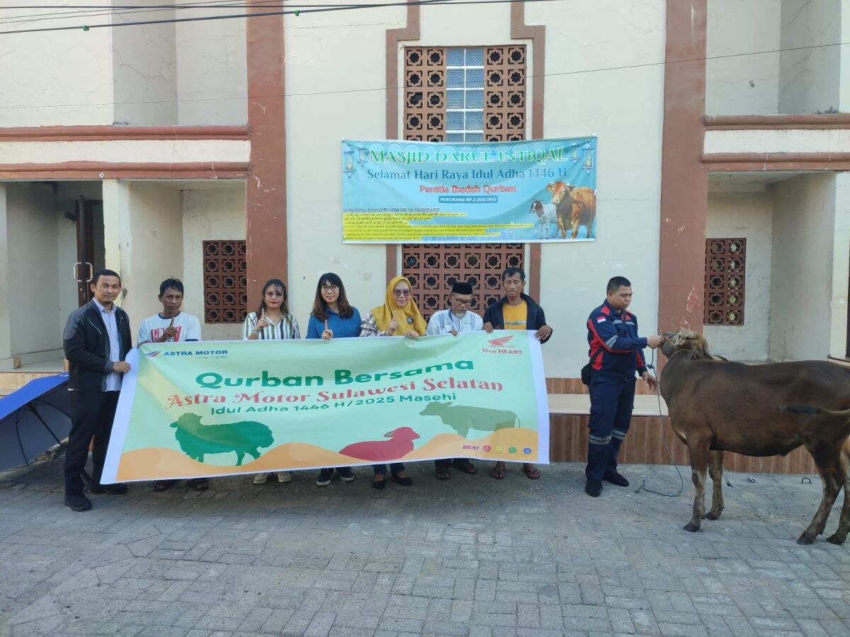 KURBAN -- Tim manajemen Asmo Sulsel saat melakukan penyerahan hewan kurban kepada pengurus Masjid Darul Intiqal Makassar.