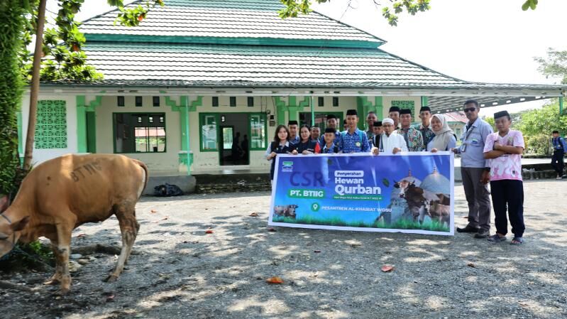 PENYERAHAN -- Perwakilan tim manajemen BTIIG saat penyerahan hewan kurban kepada masyarakat di areal lingkar industri.