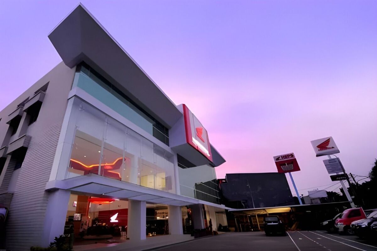 TETAP BUKA -- Astra Motor Alauddin tetap buka pada 7 dan 8 Juni 2025 untuk memberikan pelayanan maksimal kepada para pelanggan setianya.