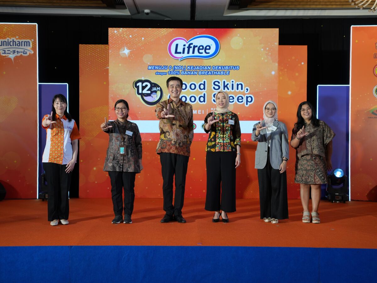 KONFERENSI PERS -- Presiden Direktur Unicharm, Takumi Terakawa (tiga dari kiri) bersama tim Unicharm fan CRSU FKUI foto bersama usai melakukan kegiatan konferensi pers.