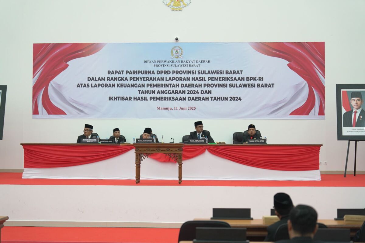 PIMPIN RAPAT -- Wakil Ketua DPRD Sulbar, Munandar Wijaya didampingi H Abdul Halim selaku unsur pimpinan saar memimpin rapat paripurna penyerahan LHP atas LKPD Tahun Anggaran 2024 dan IHPD Tahun Anggaran 2024, Rabu, 11 Juni 2025.