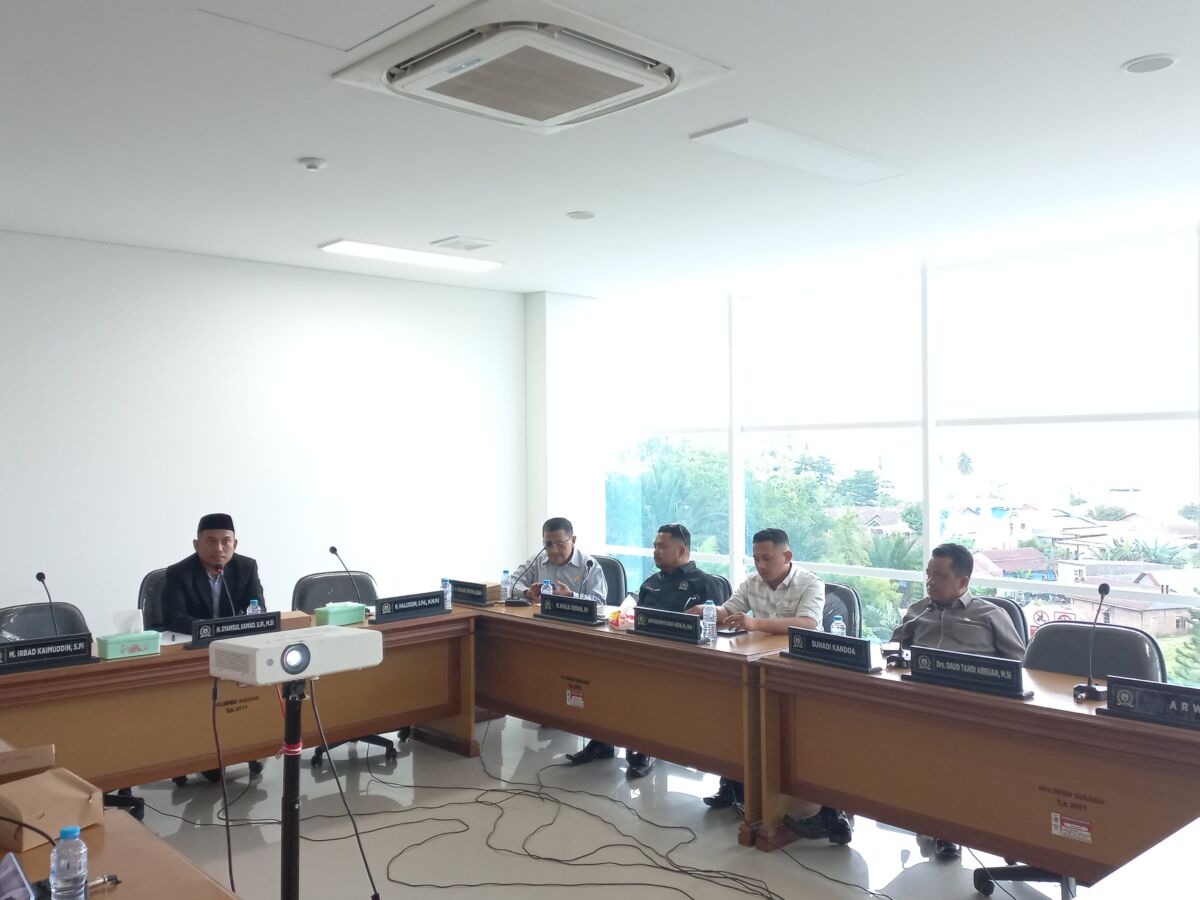 PIMPIN RAPAT -- Ketua Komisi I DPRD Sulbar, Syamsul Samad, saat memimpin rapat kerja terkait pembahasan rancangan akhir Rencana Pembangunan Jangka Menengah Daerah Provinsi Sulawesi Barat.