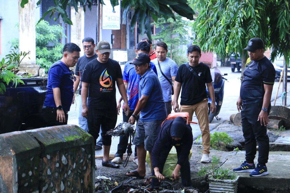 ASN-PKK Gotong Royong Bersihkan Selokan