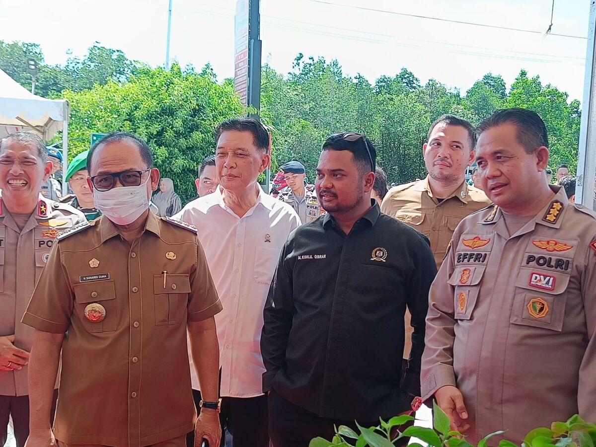 BAKTI KESEHATAN -- Anggota DPRD Sulbar, M Khalil Qibran bersama Gubernur Sulbar, H Suhardi Duka ketika menghadiri Bakti Kesehatan dalam rangka menyambut HUT Bhayangkara ke-79 di RS Bhayangkara.