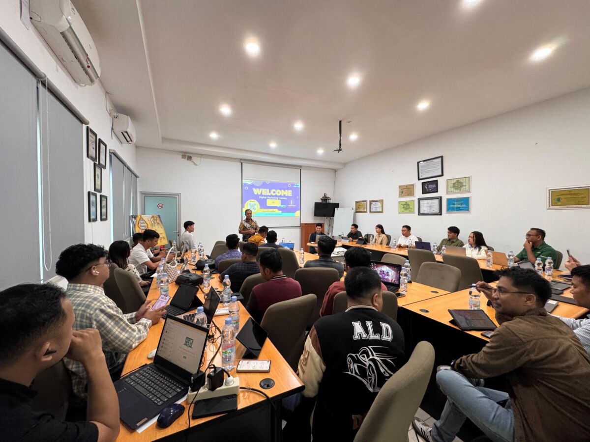 TRAINING -- Tulus Pambudi, Kepala Wilayah DSO Indonesia Bagian Timur sedang memberi pengarahan pada acara training digital marketing di Cabang Astra Daihatsu Makassar Urip, Jumat, 20 Juni 2025.