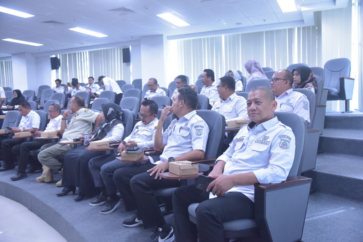 RAPAT -- Kabag Persidangan DPRD Sulawesi Barat, Musra Awaluddin saat menghadiri rapat pembentukan Koperasi ASN 'Panca Daya'.