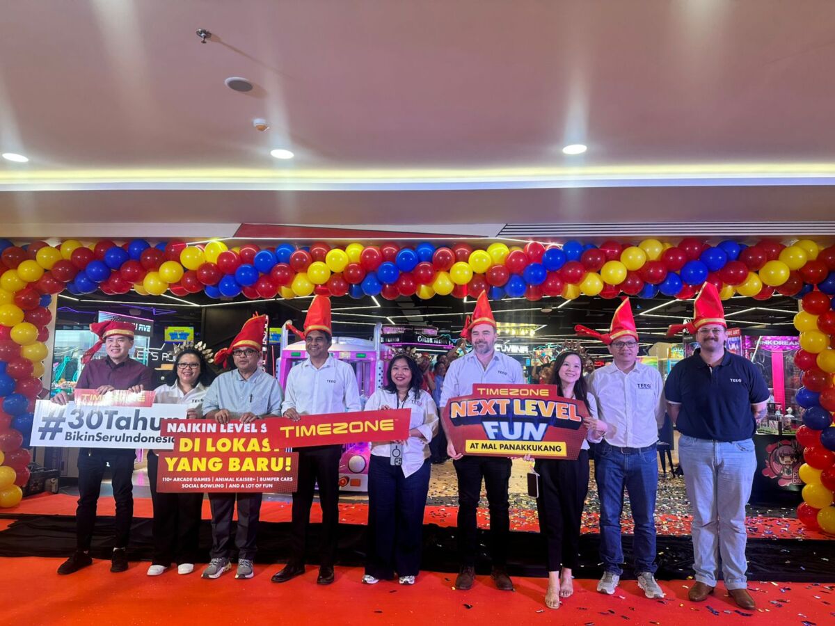 LAUNCHING -- General Manager Marketing TEEG Indonesia, Margaretha Gunawan, CEO Timezone Indonesia, Naveen H dan segenap unsur manajemen Timezone Indonesia foto bersama saat melaunching Wahana Baru dan Special Bowling.