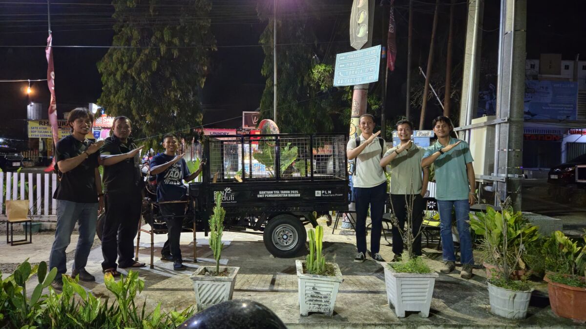 BANTUAN -- Manager PLN Nusantara Power UP Bakaru, Yan Suprayogi (duda dari kiri) dan I Dewa Made Bakti Pramana selaku Team Leader Lingkungan (tiga dari kanan), saat menyerahkan bantuan Tanggung Jawab Sosial dan Lingkungan berupa kendaraan roda tiga.