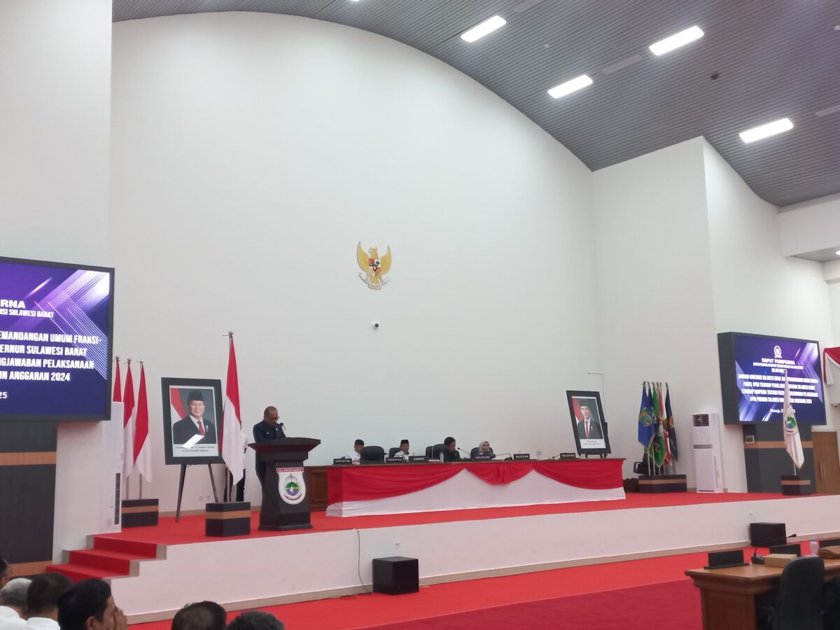 PEMBUKAAN -- Suasana pembukaan rapat paripurna dalam rangka pemandangan umum fraksi-fraksi terhadap penjelasan gubernur Sulbar.