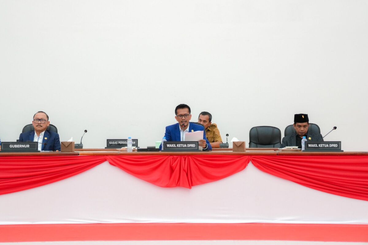 PARIPURNA -- Wakil Ketua DPRD Sulbar, Munandar Wijaya saat memimpin rapat didampingi Wakil Ketua DPRD Sulbar, Abdul Halim dan Gubernur Sulbar, Suhardi Duka, ketika memimpin rapat paripurna.