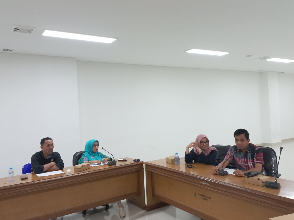 BAMUS -- DPRD Sulbar saat menggelar rapat Bamus dipimpin Wakil Ketua III DPRD Sulbar, H Abdul Halim, didampingi Wakil Ketua I, Hj Sitti Suraidah Suhardi.