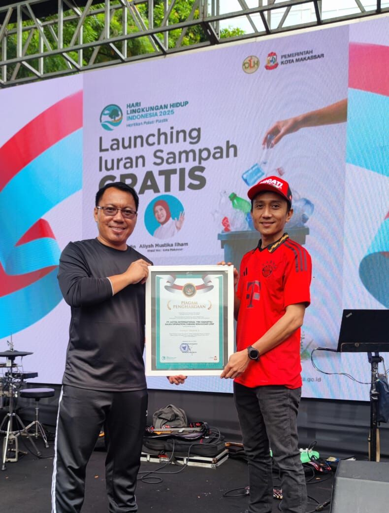 PENGHARGAAN -- Muhammad Aufa, Kepala Bengkel Astra Daihatsu Makassar Urip mewakili Astra Daihatsu Makassar Urip saat menerima penghargaan dari Pemerintah Kota Makassar.