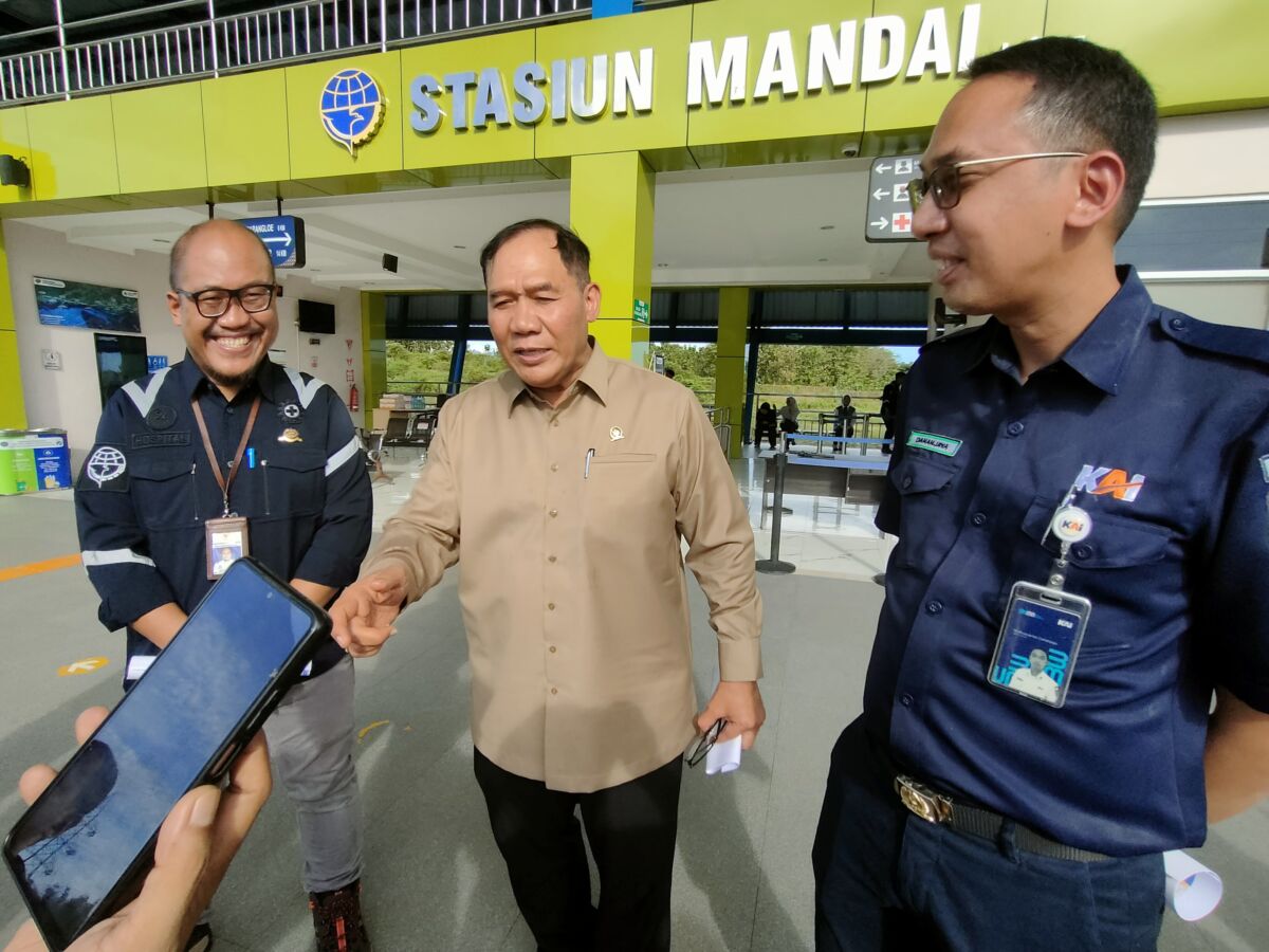 KETERANGAN -- Anggota Komisi VII DPR RI, Bambang Haryo Soekastono (tengah) didampingi Kepala Balai Pengelola Kereta Api Sulawesi Selatan, Deby Hospital (kiri) dan Manager KAI Makassar-Parepare, Widhiasukma Dananjaya (kanan) saat memberi keterangan kepada wartawan di sela melakukan kunjungan kerja ke Stasiun Mandai, Maros dan Pelabuhan New Port Makassar, Kamis, 12 Juni 2025.