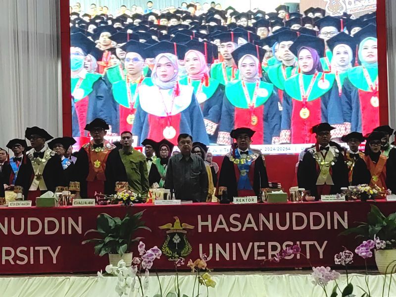 ist
ORASI--Wakil Presiden RI ke 10 dan 12, Jusuf Kalla turun menyaksikan prosesi wisuda mahasiswa Unhas Tahun 2024-2025 di Baruga Andi Pangeran Petta Rani, Universitas Hasanuddin, Makassar, Sulsel, Selasa, (3/6).JK juga memberikan Orasi Ilmiah di acara tersebut.
