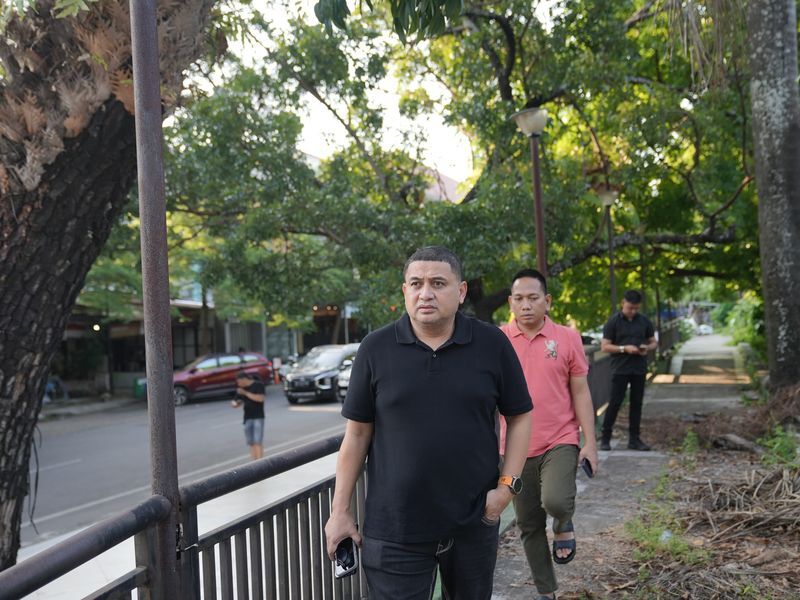 int
TINJAU--Wali Kota Makassar,Munafri Arifuddin meninjau fasilitas olah raga di Lapangan Karebosi yang terbengkalai pekan lalu.Dewan mengkritisi Dispora yang dinilai lemah dalam perencanaan dan pengawasan sehingga revitalisasi Lapangan Karebosi gagal. 

