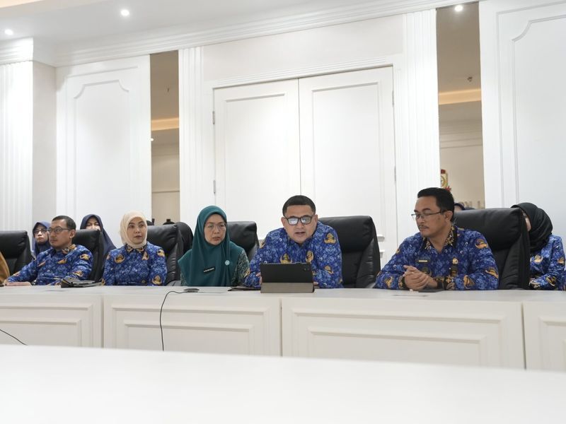 
ist
KAMPUNG KB--Wali Kota Makassar, Munafri Arifuddin, menyampaikan langsung strategi, capaian, dan kebijakan konkret Pemkot dalam mendorong kualitas hidup keluarga di tingkat akar rumput.Wali kota paparkan strategis tersebut saat  wawancara Lomba Kampung KB Tingkat Nasional 2025 yang digelar secara virtual, Selasa (17/6)
