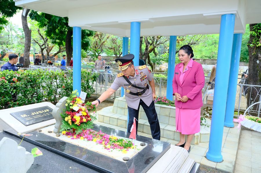 ist
TABUR BUNGA--Dalam rangka menyambut Hari Bhayangkara ke-79, Kapolda Sulsel, Irjen Pol Rusdi Hartono didampingi Ketua Bhayangkari Daerah Sulsel, Ny. Irena Rusdi Hartono melakukan tabur bunga di pusara M Yusuf,kemarin.
