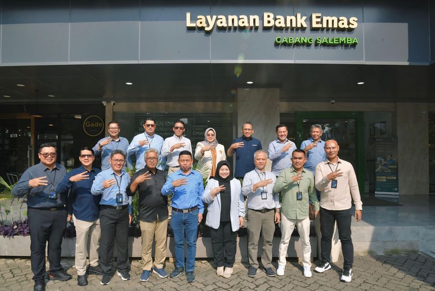 LAUNCHING -- Direktur Utama PT Pegadaian, Damar Latri Setiawan (tiga dari kanan) dan Direktur Pemasaran dan Pengembangan Produk PT Pegadaian, Elvi Rofiqotul Hidayah (empat dari kanan) saat melaunching Emas Fisik bisa jadi Saldo Tabungan Emas.
