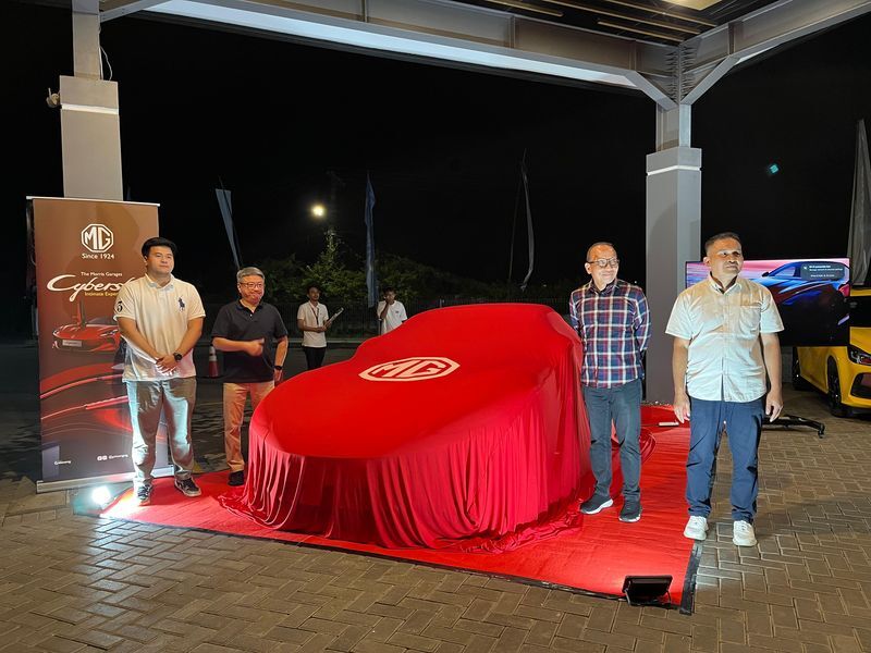 LAUNCHING -- GM Operation PT Sinar Galesong Automobil, Sudarmaji Madani (kanan) bersama para petinggi Galesong Group saat akan melakukan launching MG Cyberster.
