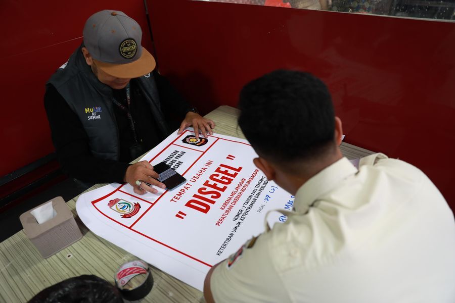 ist
SEGEL--Rumah Makan Mas Daeng yang berlokasi di Jalan Arief Rate, Kelurahan Mangkura, Kecamatan Ujung Pandang, Kota Makassar disegel oleh Satuan Tugas (Satgas) Pengawasan Perizinan Kota Makassar,akhir pekan kemarin.
