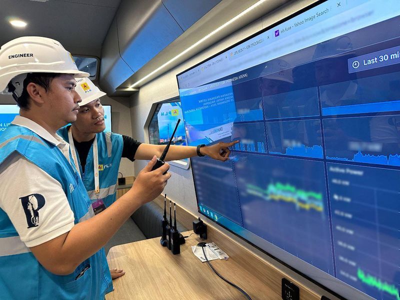 MONITORING -- Petugas PLN saat melakukan monitoring pasokan listrik secara berlapis dan real time melalui Distribution Control Center (DCC) Mobile. 
