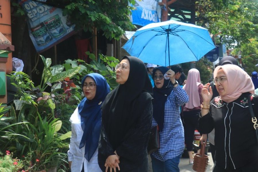 int
PANTAU--Ketua TP PKK Kota Makassar, Melinda Aksa, bersama jajaran pengurusnya memantau langsung persiapan Lomba Kelurahan Terpadu tingkat Provinsi 2026 di Kantor Lurah Panampu, Sabtu (21/6).
