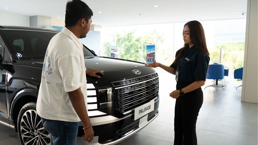 PALISADE -- Marketing Hyundai Gowa sedang menjelaskan mengenai beragam keunggulan yang dibenamkan Hyundai pada unit Palisade.

