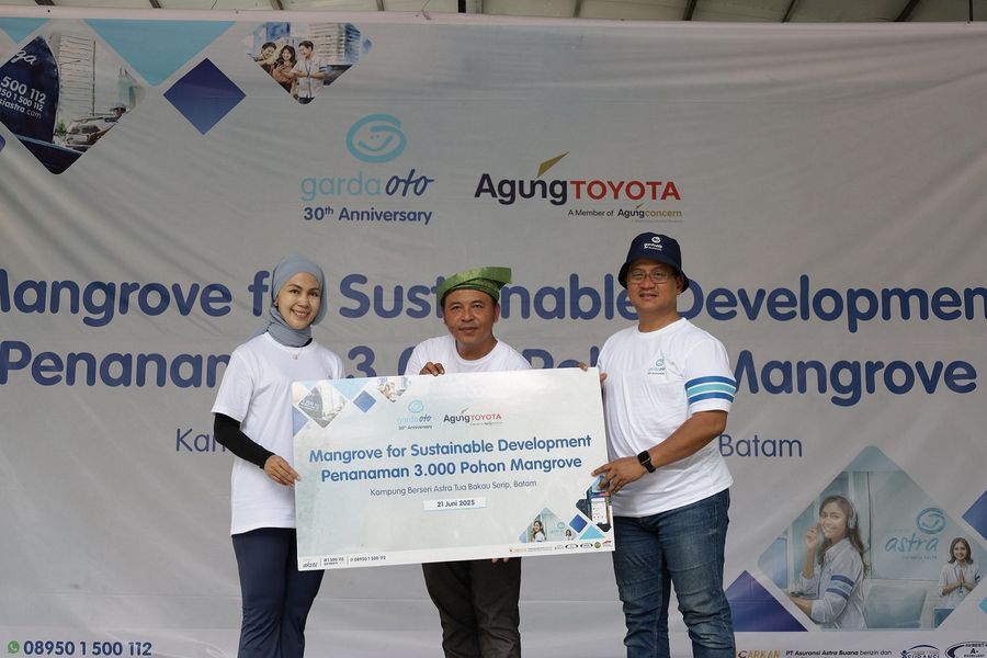 PENYERAHAN -- VP Governance, Risk Management, and Compliance Asuransi Astra, Djoko Nugroho Anindito (kanan) dan General Marketing Manager Agung Toyota, Daning Nursilasari (kiri) saat melakukan penyerahan secara simbol kepada Local Champion Kampung Berseri Astra (KBA) Tua Bakau Serip Batam, Gari Dafit Semet (tengah) untuk penanaman 3.000 pohon Mangrove di KBA Tua Bakau Serip, Batam.
