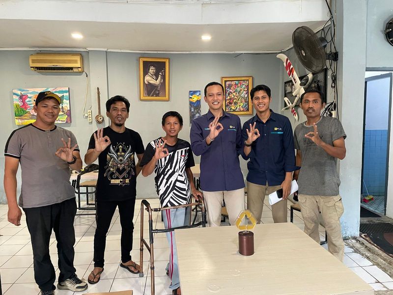 PINRANG ECOVIBE -- I Dewa Made Bakti Pramana selaku Team Leader Lingkungan PLN NP UP Bakaru (tiga dari kanan) foto bersama tim koordinasi program Pinrang Ecovibe.